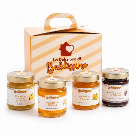 Cofanetto delle Dolcezze Baldissimo con marmellata di limoni, miele millefiori, marmellata di arance e confettura extra di uva aglianico su sfondo bianco.